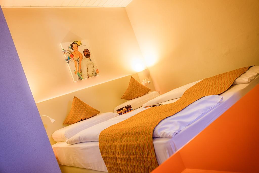 Schlosshof Charme Resort - Hotel & Camping Lana Exterior photo