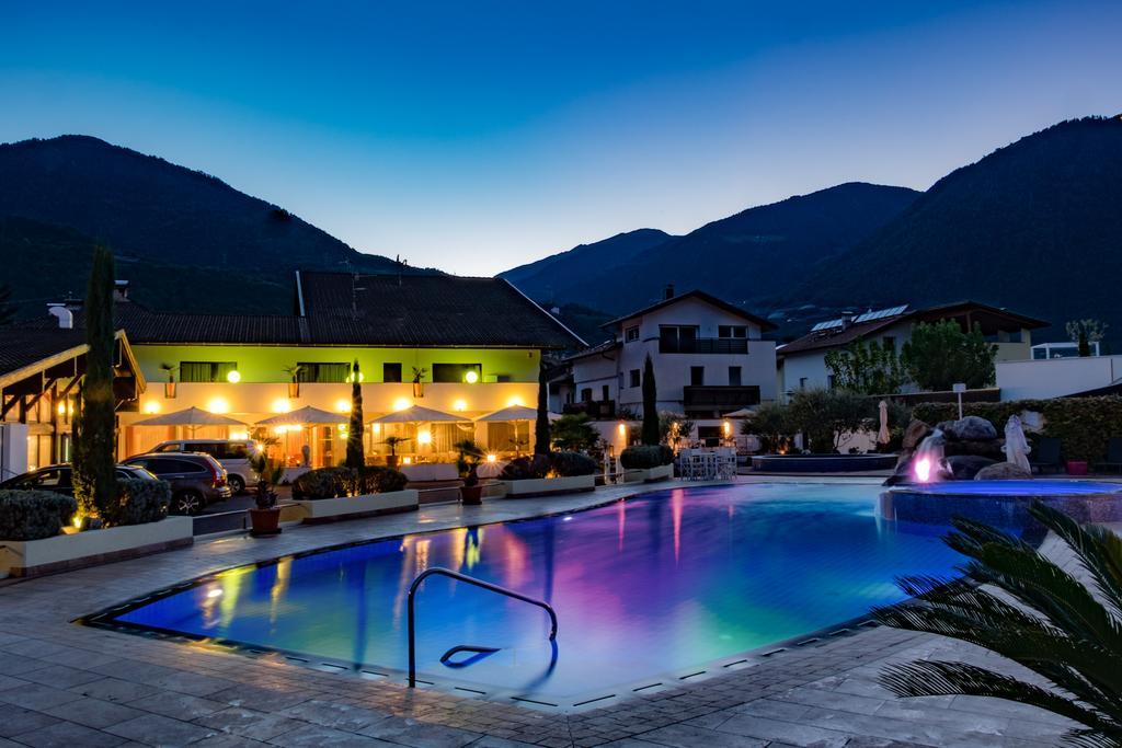 Schlosshof Charme Resort - Hotel & Camping Lana Exterior photo