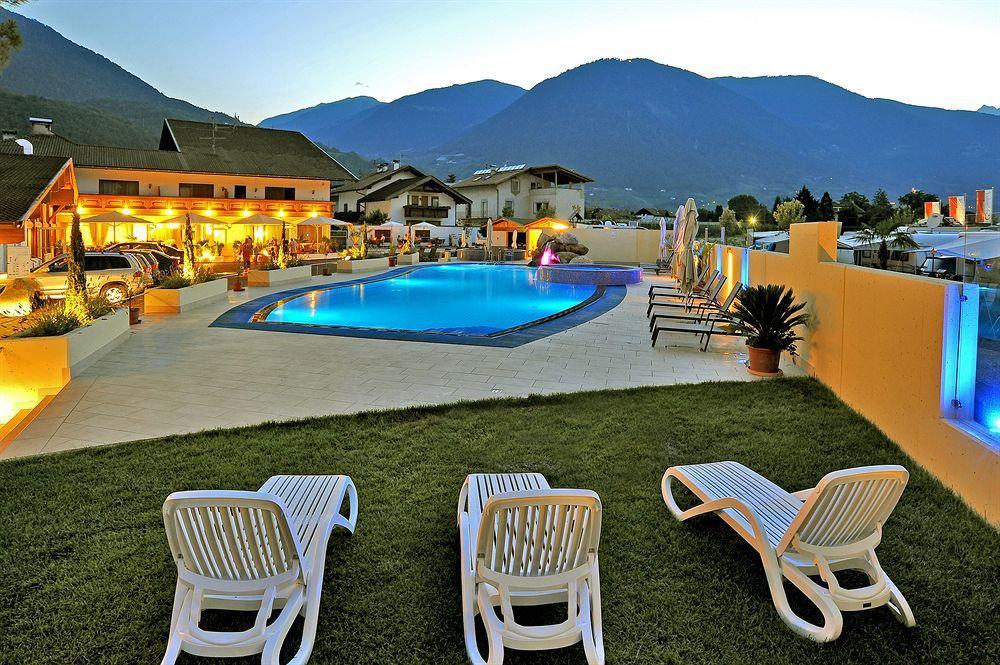 Schlosshof Charme Resort - Hotel & Camping Lana Exterior photo