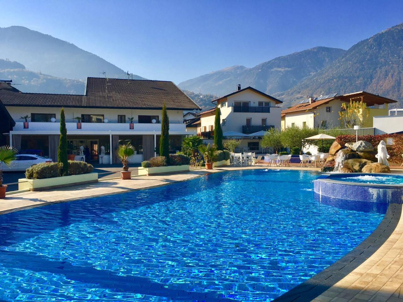Schlosshof Charme Resort - Hotel & Camping Lana Exterior photo